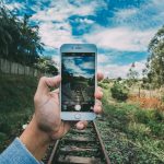 bonheur, téléphone et réseaux sociaux