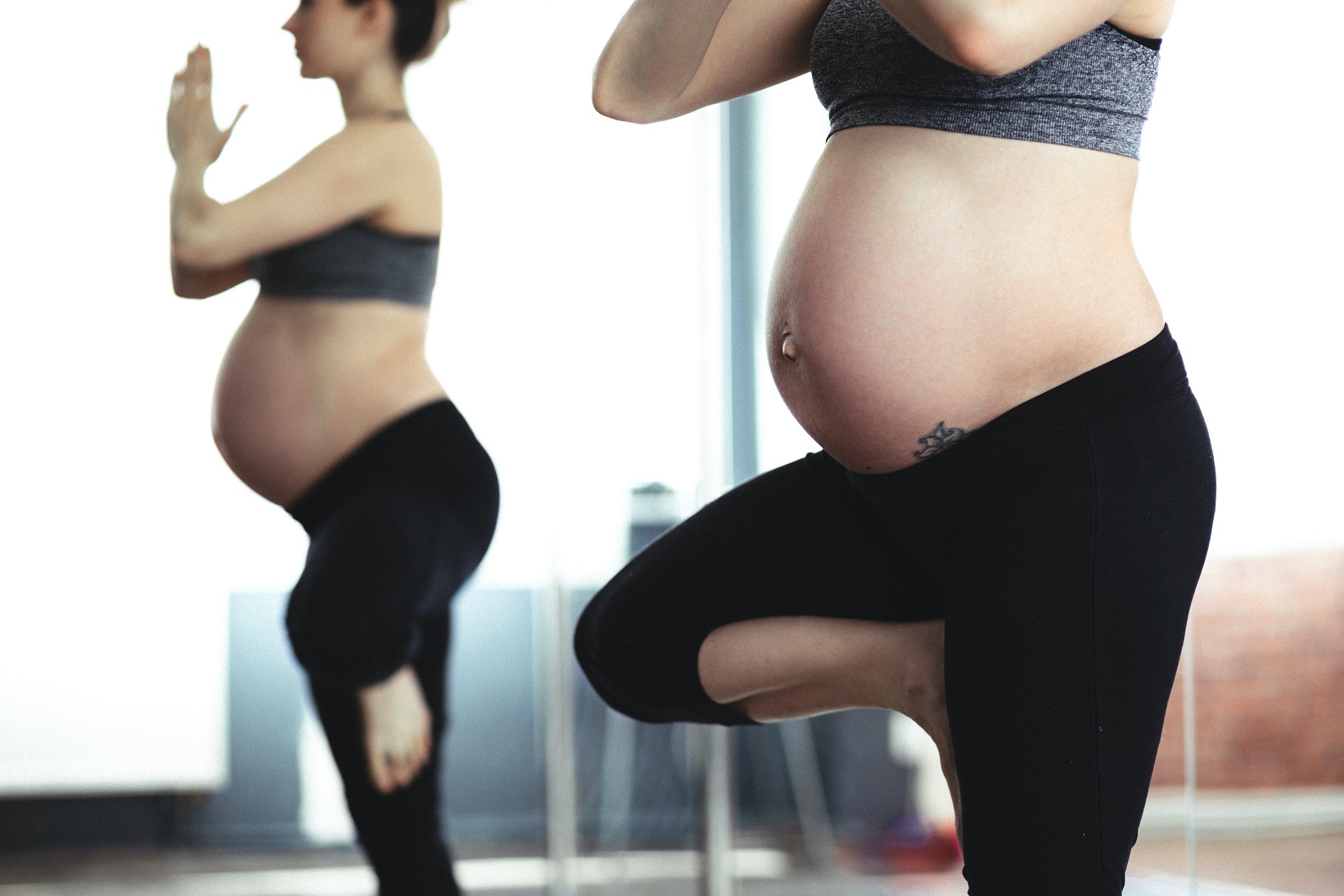 postures de yoga déconseillées pendant votre grossesse enceinte