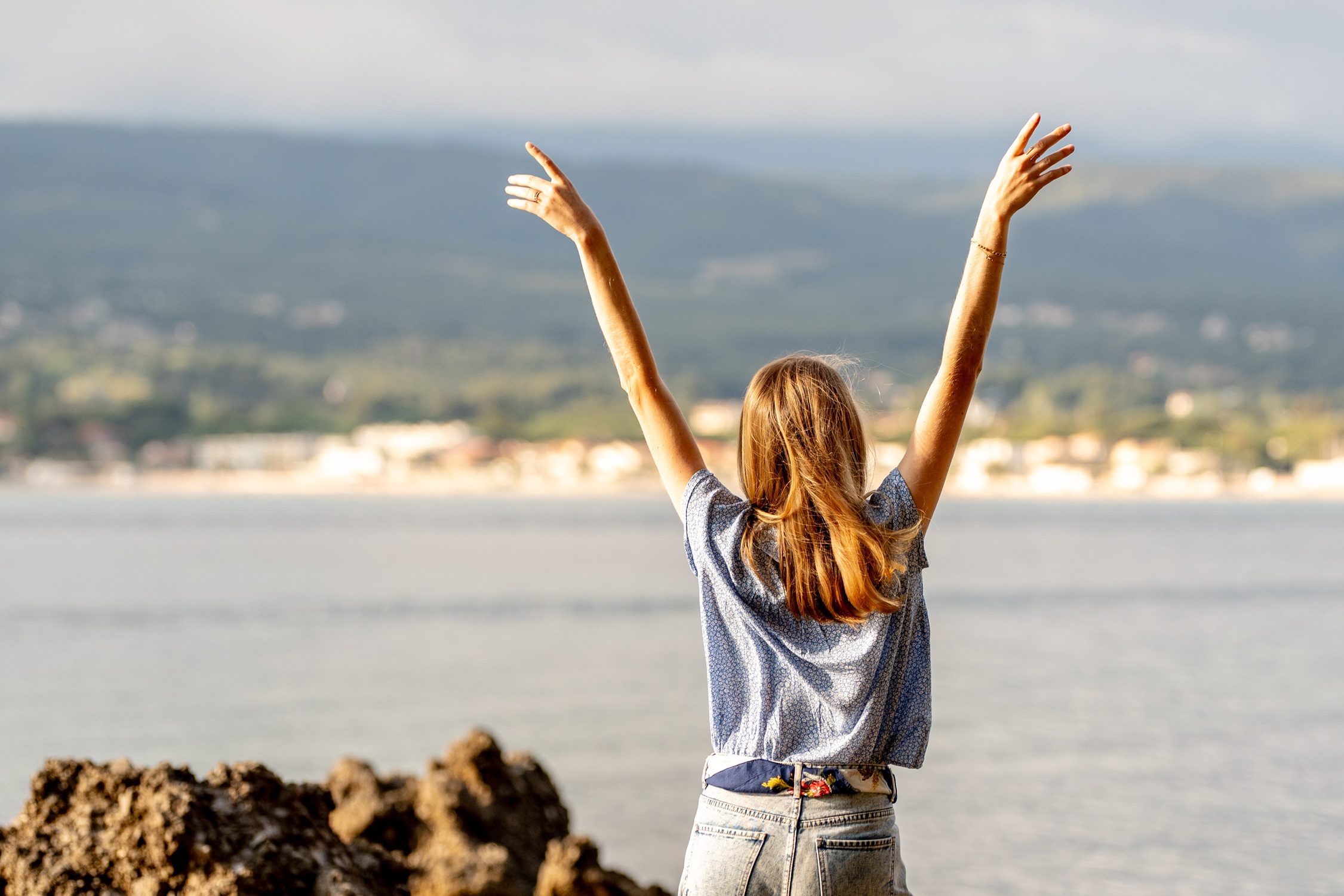 femme dansant dans la nature, symbole de joie de vivre et de connexion au vivant